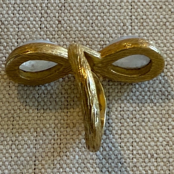 Vintage Gold Tone Bypass Ring with Moonstone Teardrop Cabochons – Size 7.25 - Picture 2 of 6